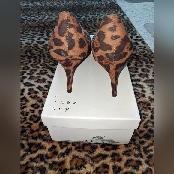 Pumps - Picture 4 of 4